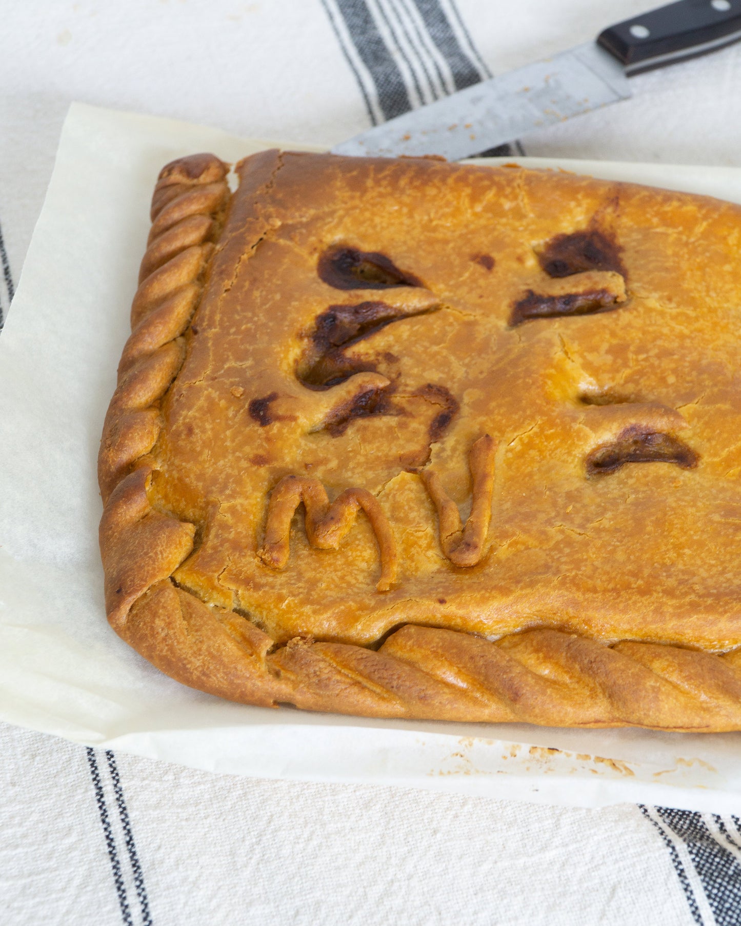 Empanada de merluza y berberechos en salsa verde