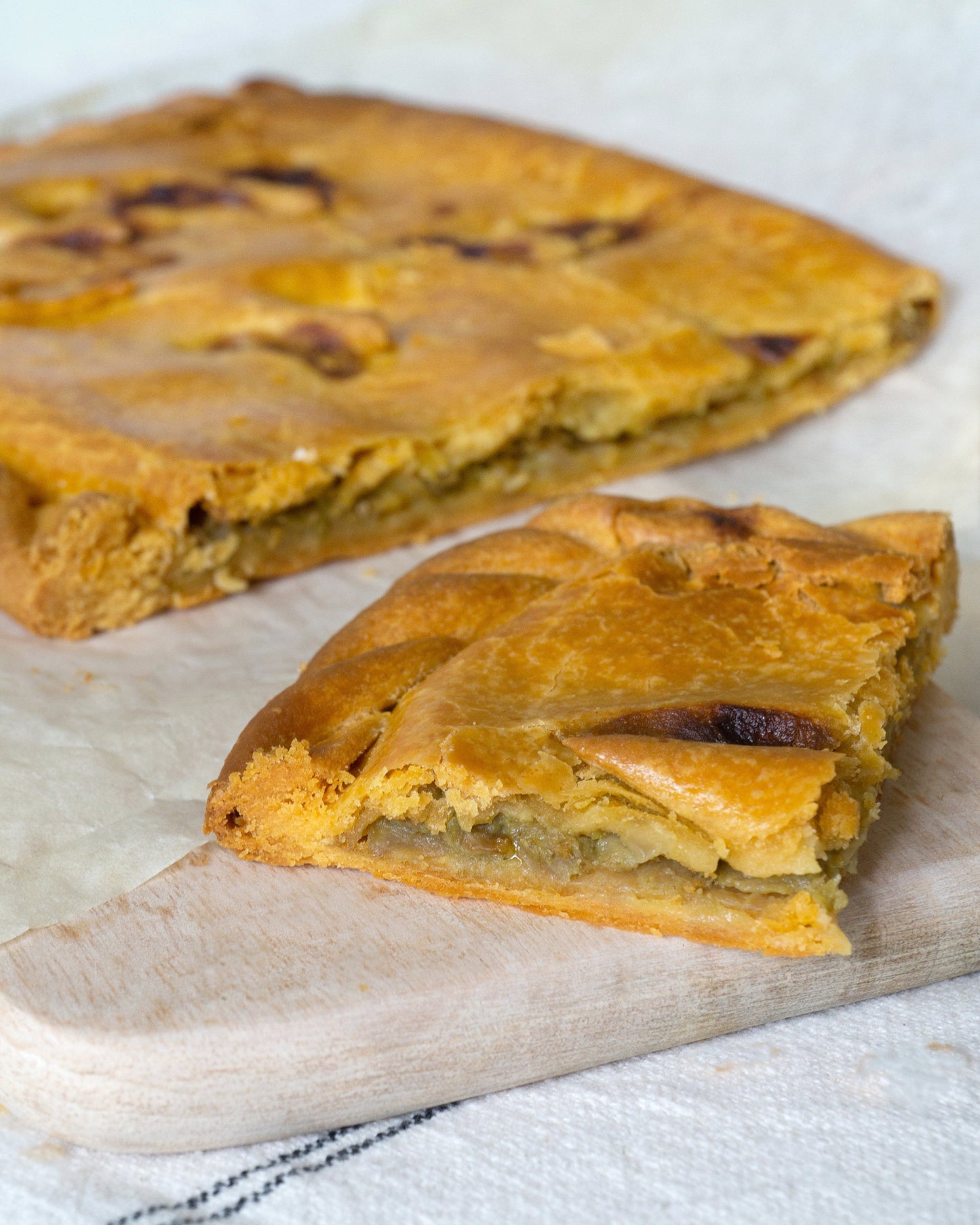 Empanada de merluza y berberechos en salsa verde