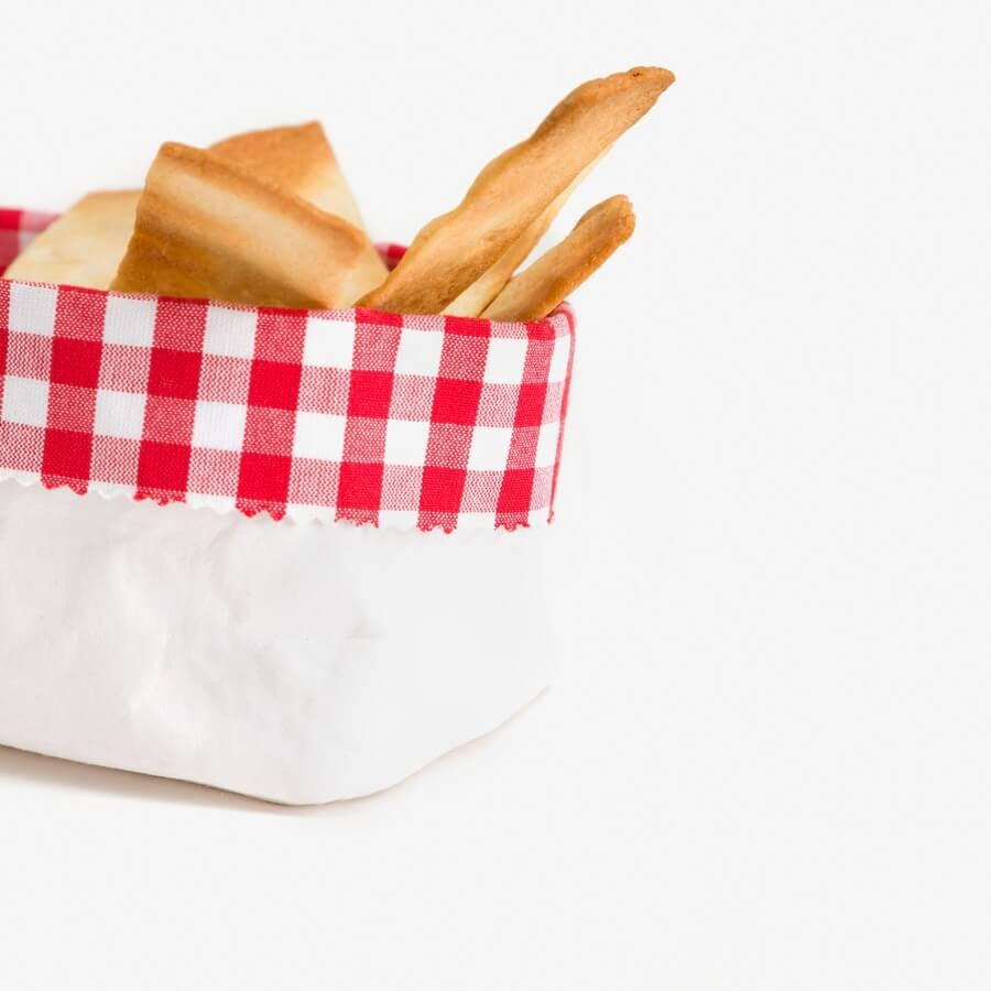 Cesta para grissini blanca con tela de picnic