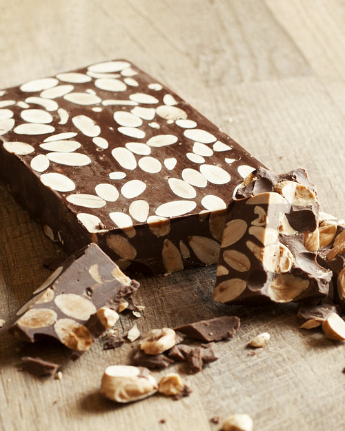 turrón de chocolate con almendras