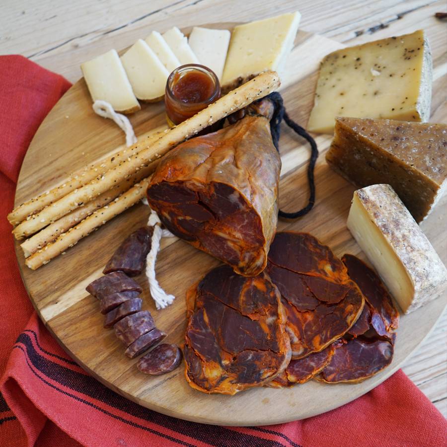 Aperitivo quesos y embutidos