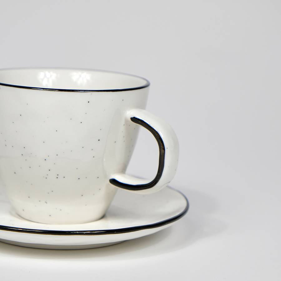 Plato y taza borde negro