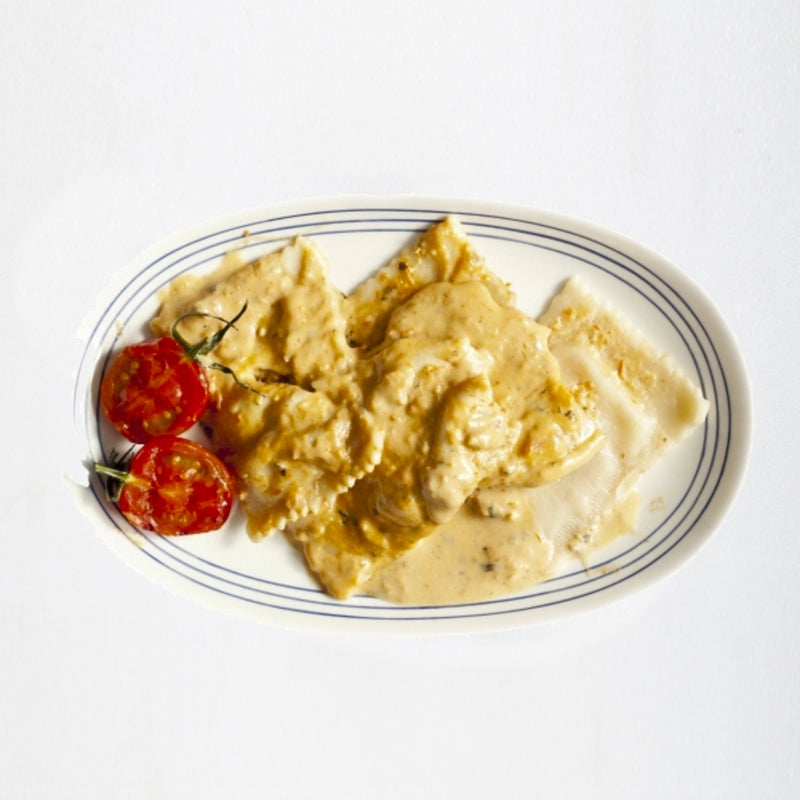 Raviolis de Txangurro con bechamel y pesto rojo