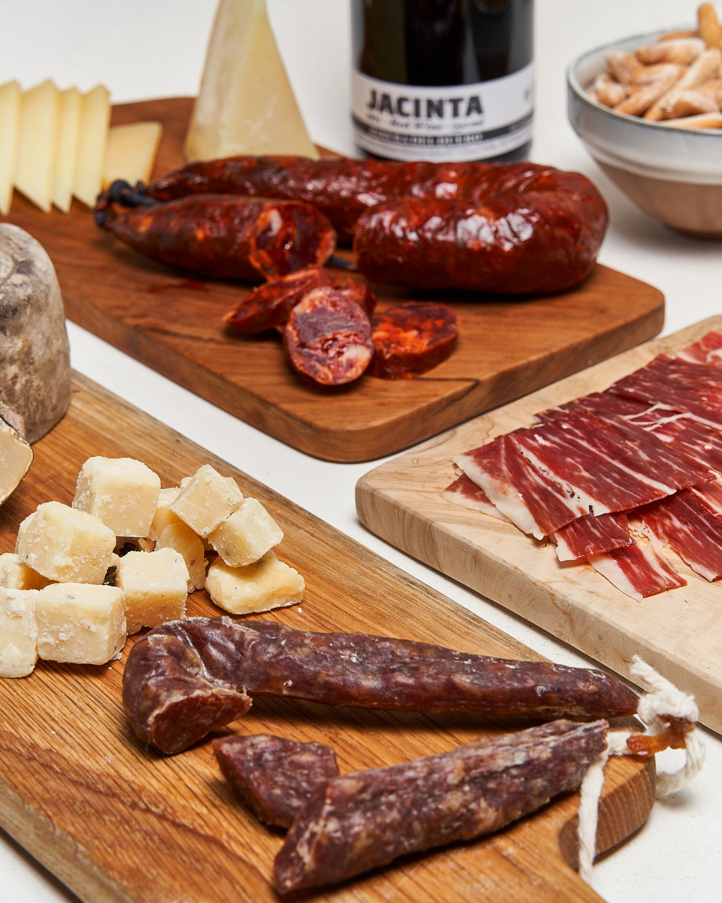 cesta para el día de la madre con embutidos