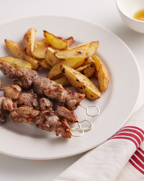 brochetas de lechazo con patatas