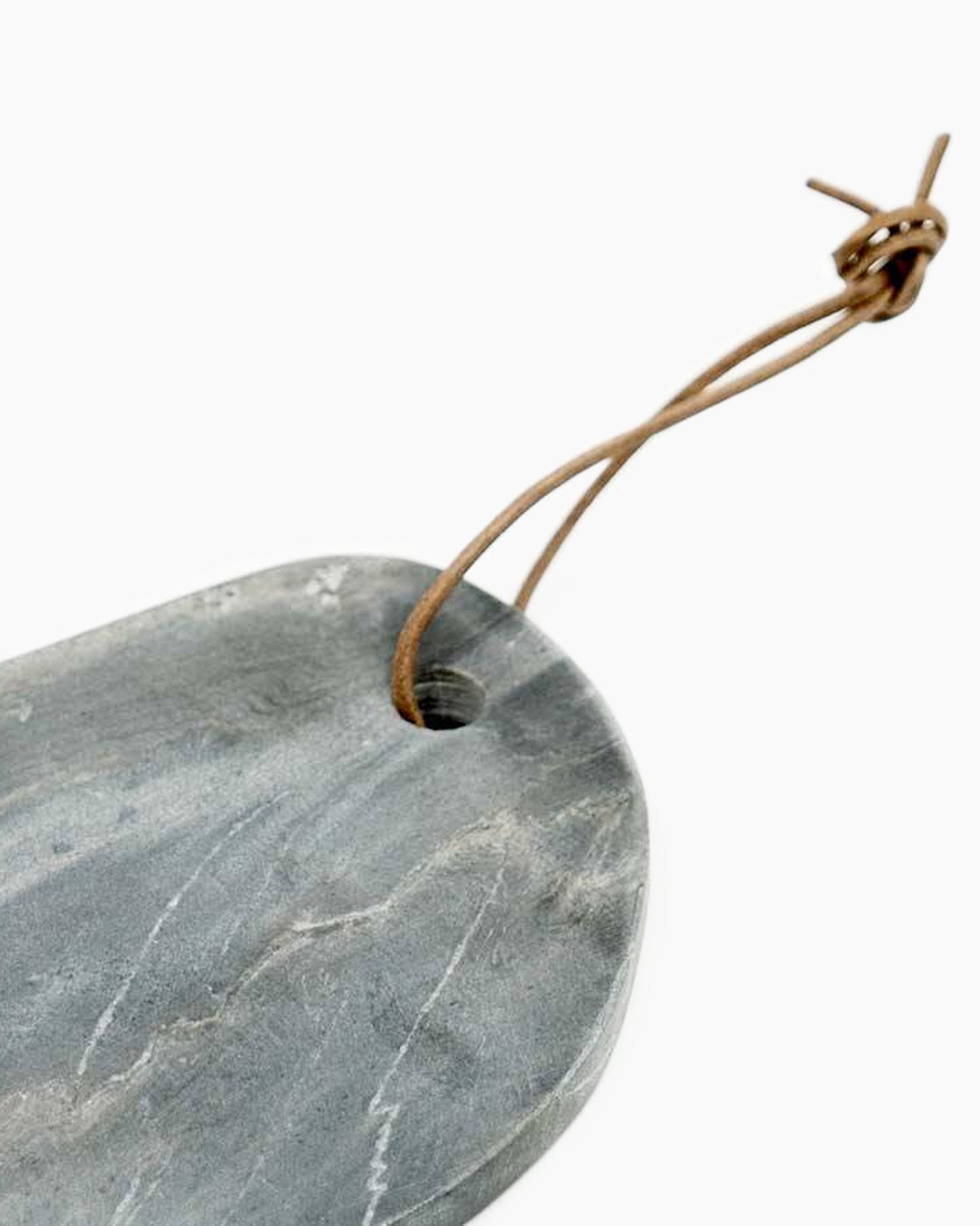 Tabla de picar gris mármol con cuerda cuero