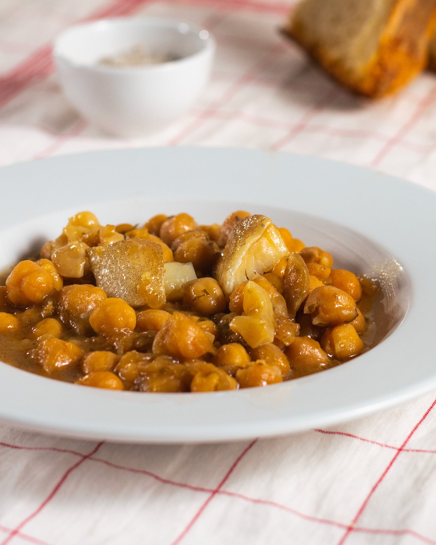 Garbanzos con bacalao y tripas