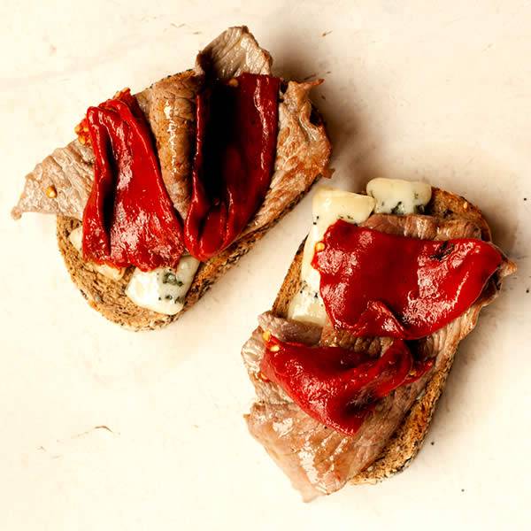Tosta de ternera con queso azul de valdeón y pimientos del piquillo de Navarra
