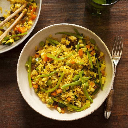 Arroz al curry con verduras y pasas