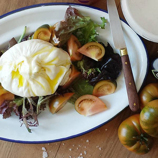 ensalada de burrata y tomate con aceite de oliva virgen extra