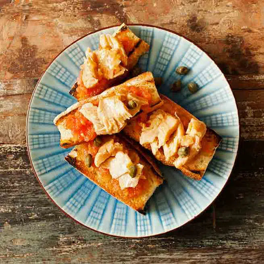 Tosta de tomate con ventresca de bonito
