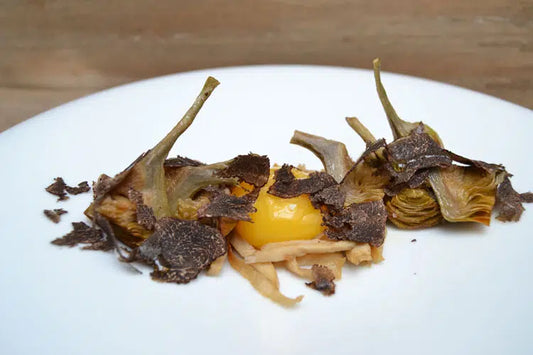 Alcachofas fritas con huevos de corral, hongo y trufa de Echapresto