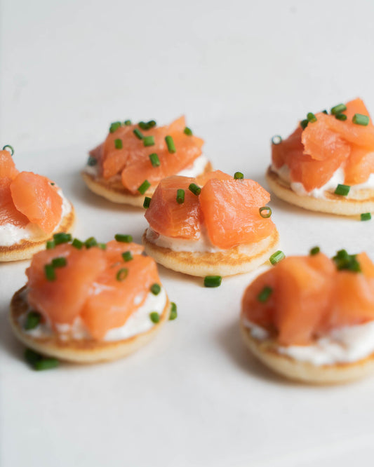 Blinis con salmón ahumado, caviar y crema de salmón
