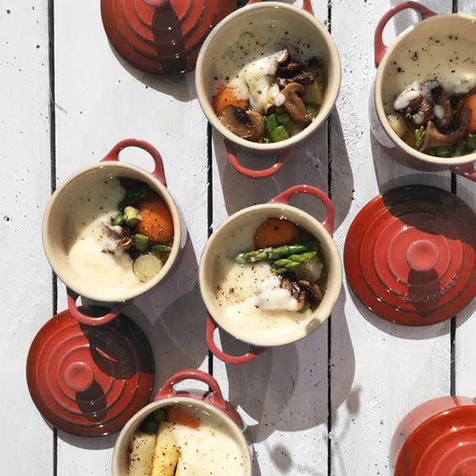 cocotte de huevos trufados con espárragos y champiñones