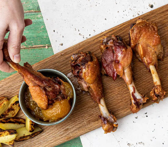Codillos de pato con puré de manzana y patatas