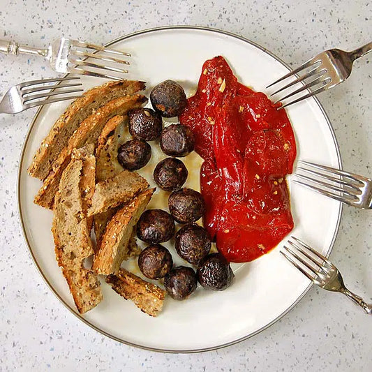 morcillas fritas con pimientos y pan