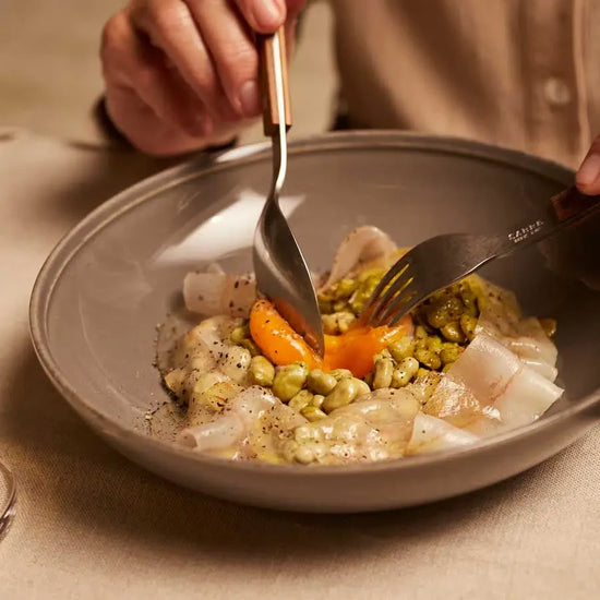 pétalos de haba con lardo y huevo