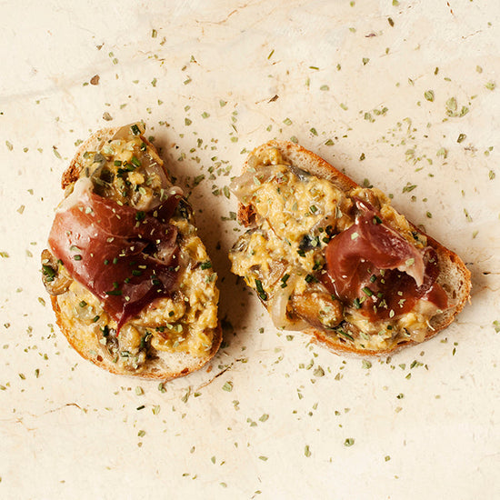 tosta de revuelto de setas silvestres con jamon