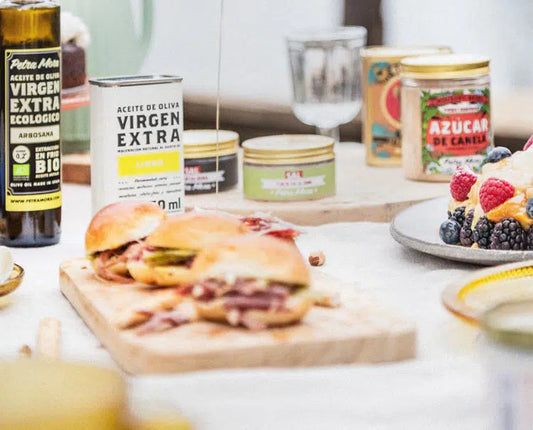 hamburguesas de pulled duck con confit de pato y chutney de mango