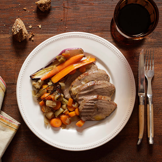 Pez de ternera asado con verduras y vino blanco