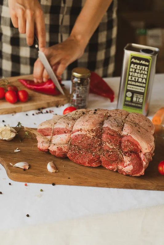 Roastbeef fresco de ternera con salsa de setas y puré de patata