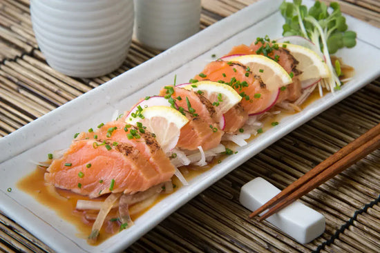 salsa ponzu sobre salmón