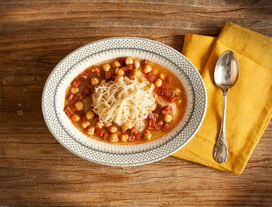 Sopa de fideo rosca con garbanzos