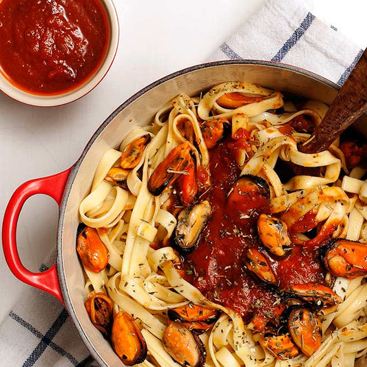 Pasta con salsa de tomate y mejillones