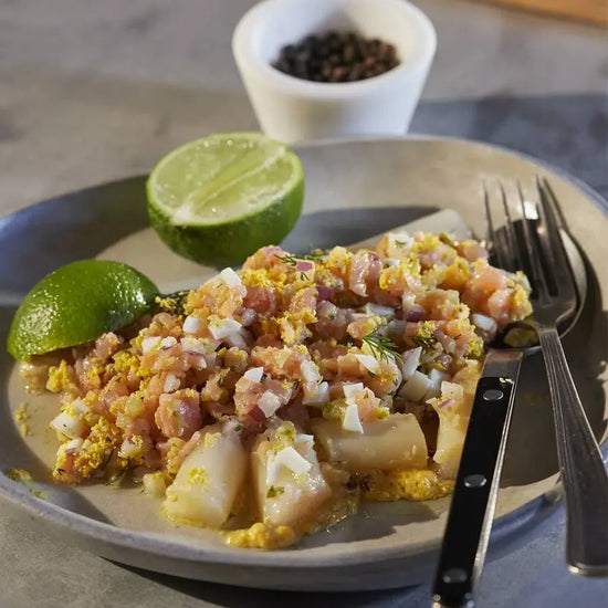 tartar de salmón con espárragos blancos y vinagreta de huevo