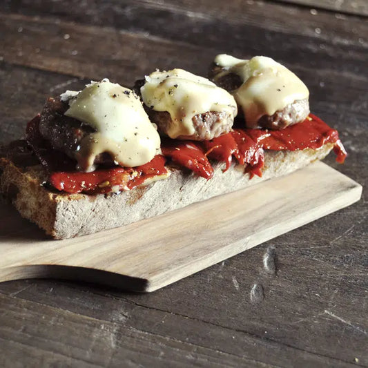 Tosta de mini hamburguesas con pimiento del piquillo de Navarra