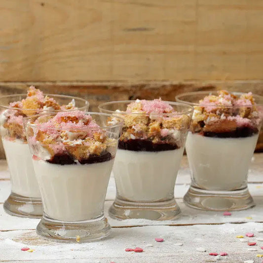 vasitos de yogur con galleta y frutas del bosque