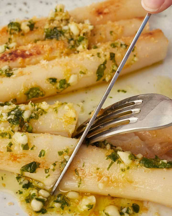 esparragos con pesto de nuez de macadamia