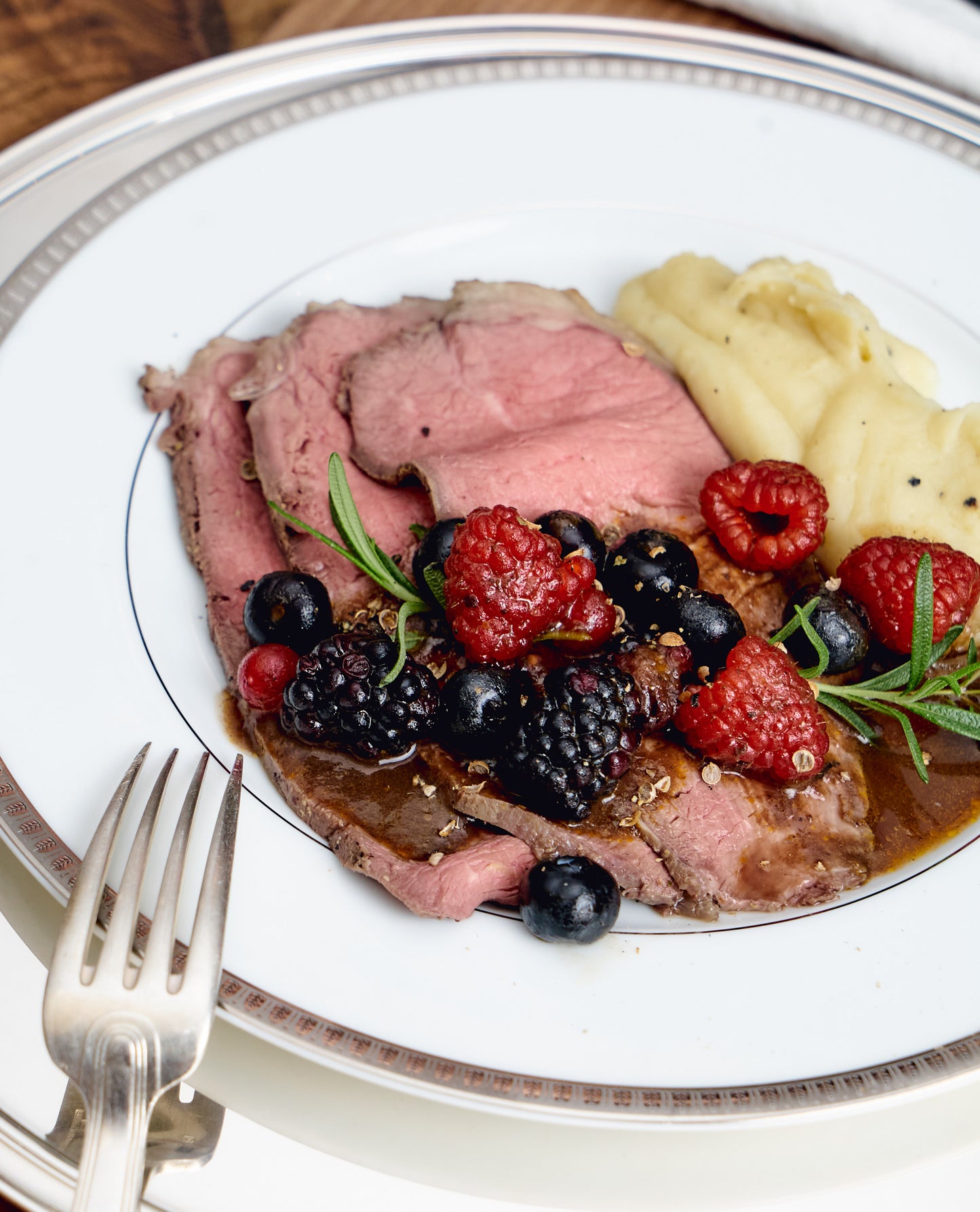 Roastbeef de ternera asado con salsa de vino tinto