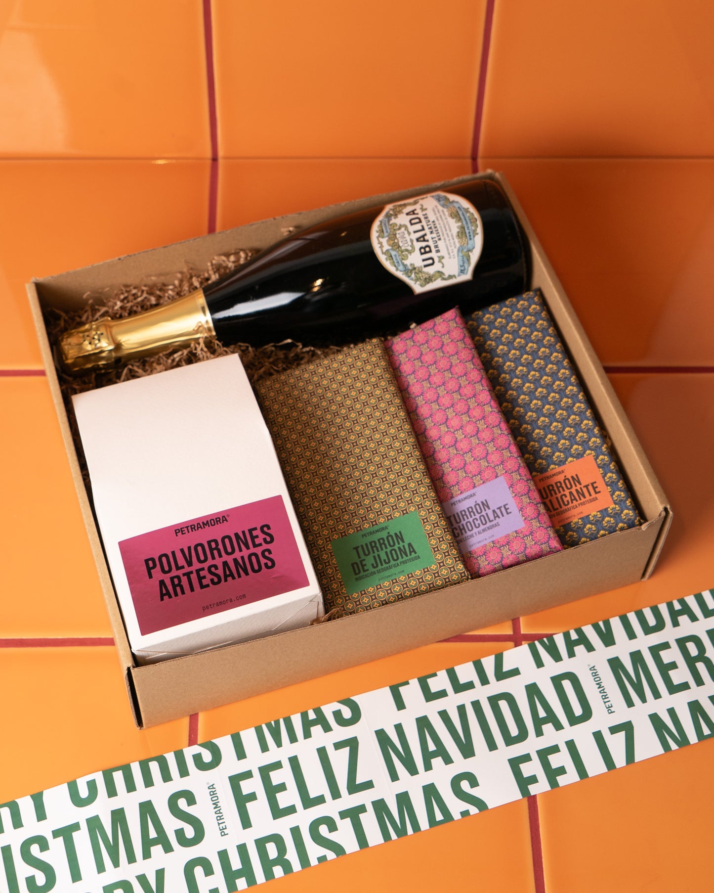 cesta de navidad con dulces navideños y cava