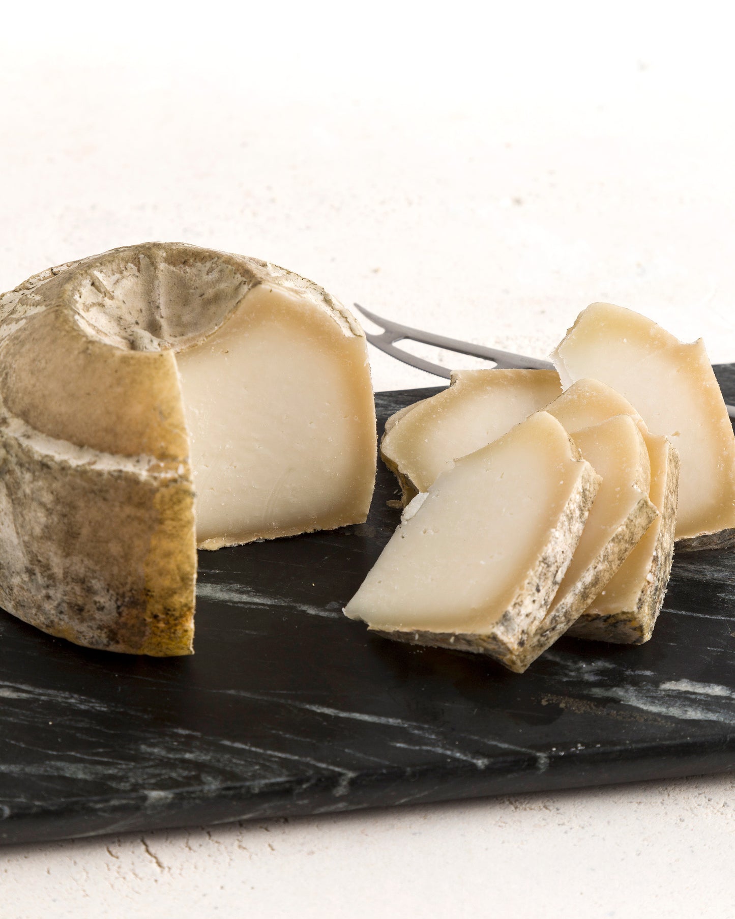 Abrigo de cabra curado entero