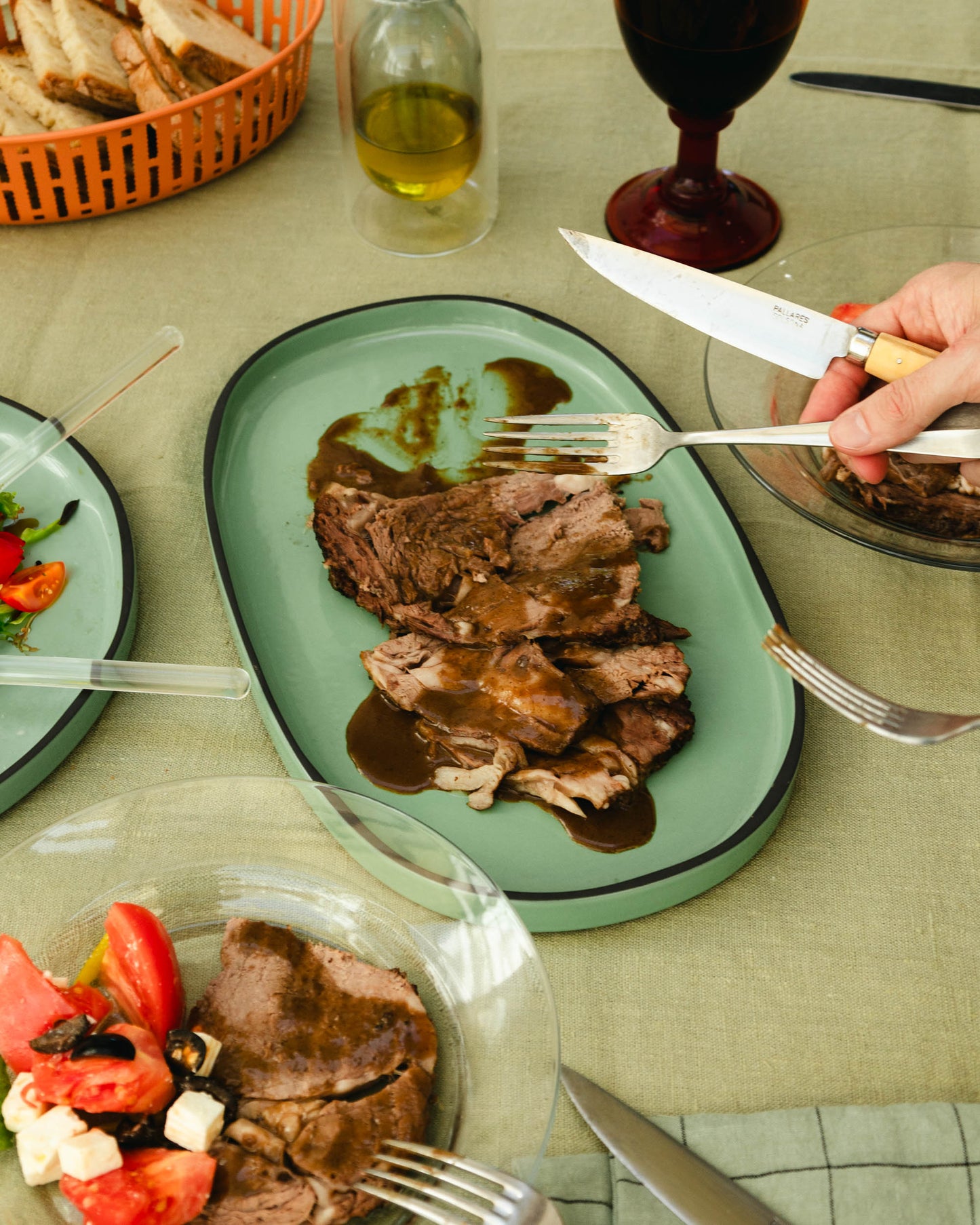 Roastbeef de ternera asado con salsa de vino tinto