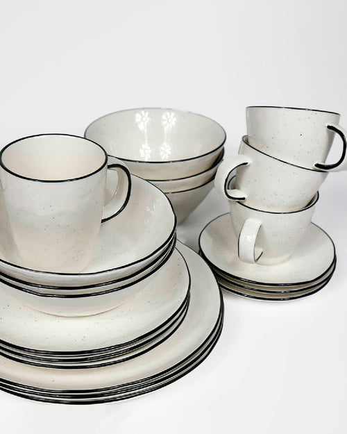 Plato y taza borde negro