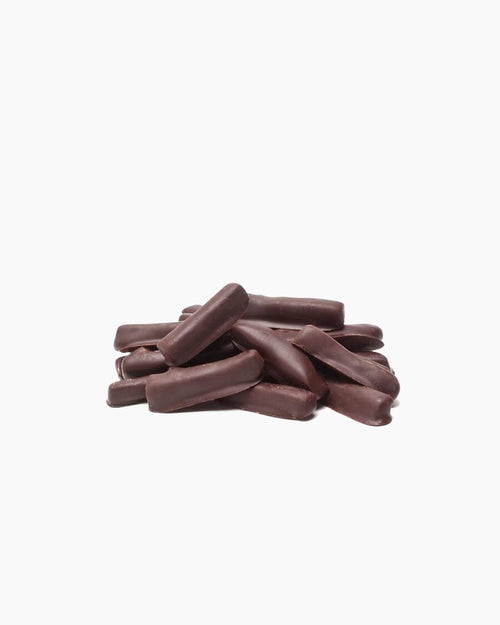 Palitos de jengibre cubiertos de chocolate negro