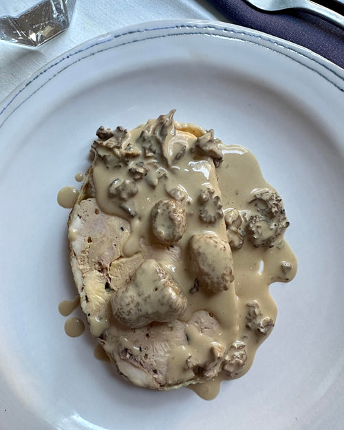 Pularda rellena de foie y trufa con colmenillas