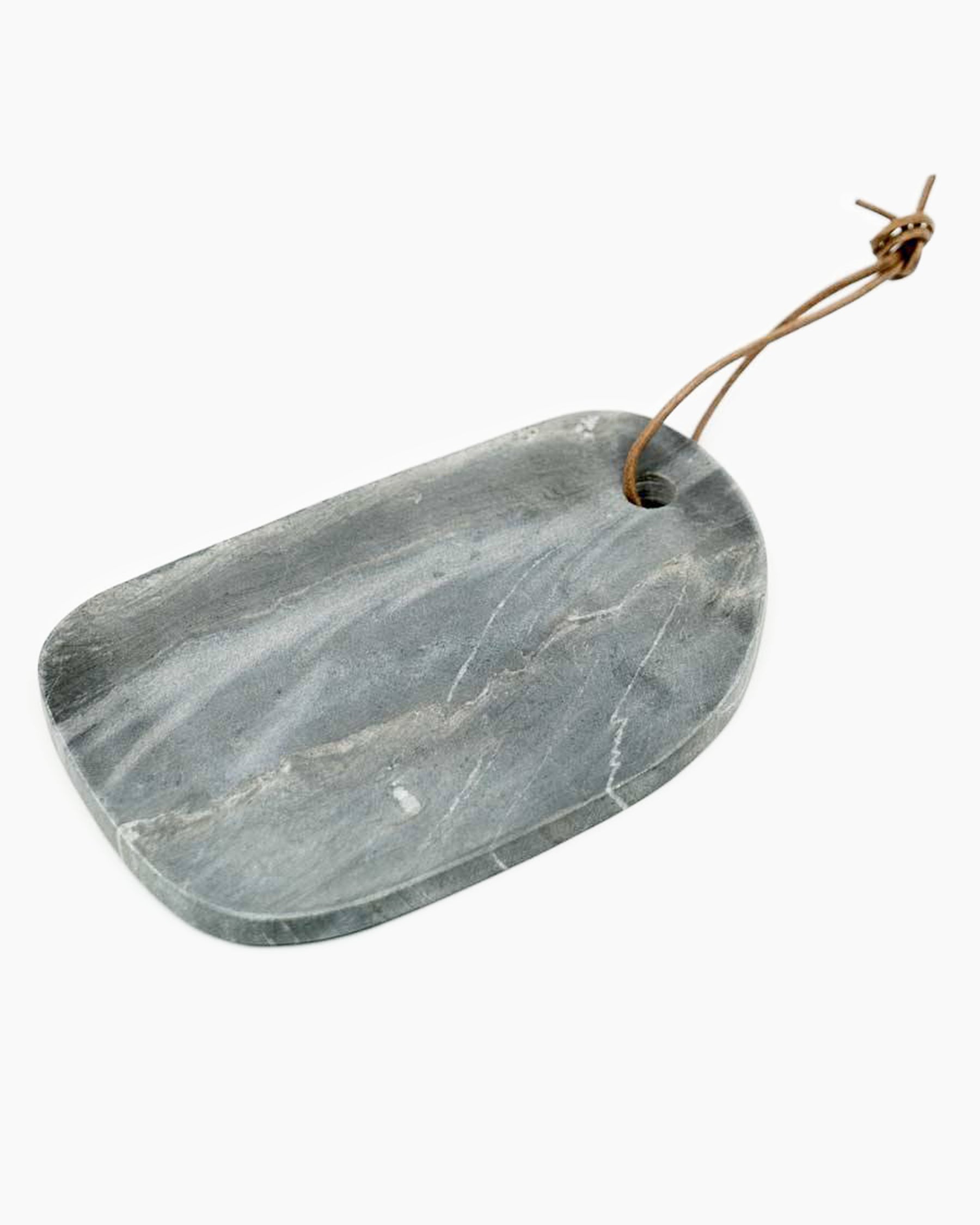 Tabla de picar gris mármol con cuerda cuero